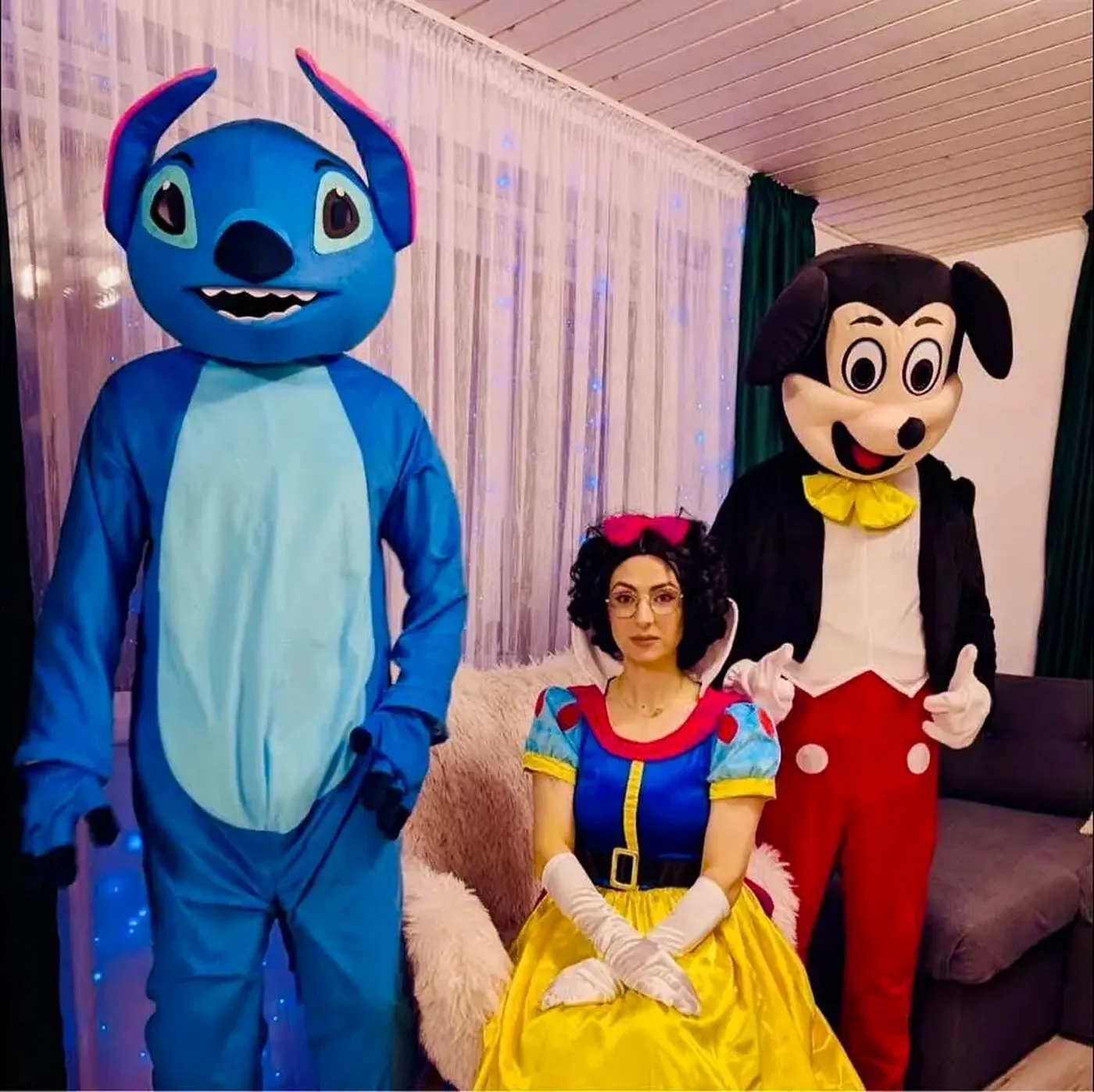 Personaje Mascote Vesele împreună la un eveniment